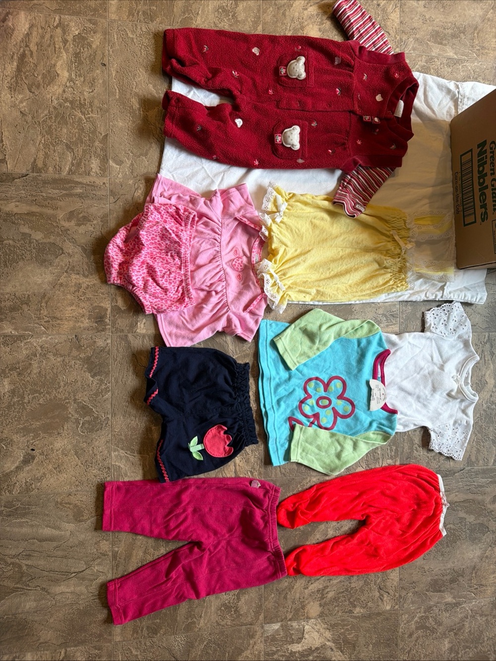 VINTAGE LOT GIRLS 0-3 M 0-6 M FIVE OUTFITS 2 PANT EARLY 2000s MULTICOLORED